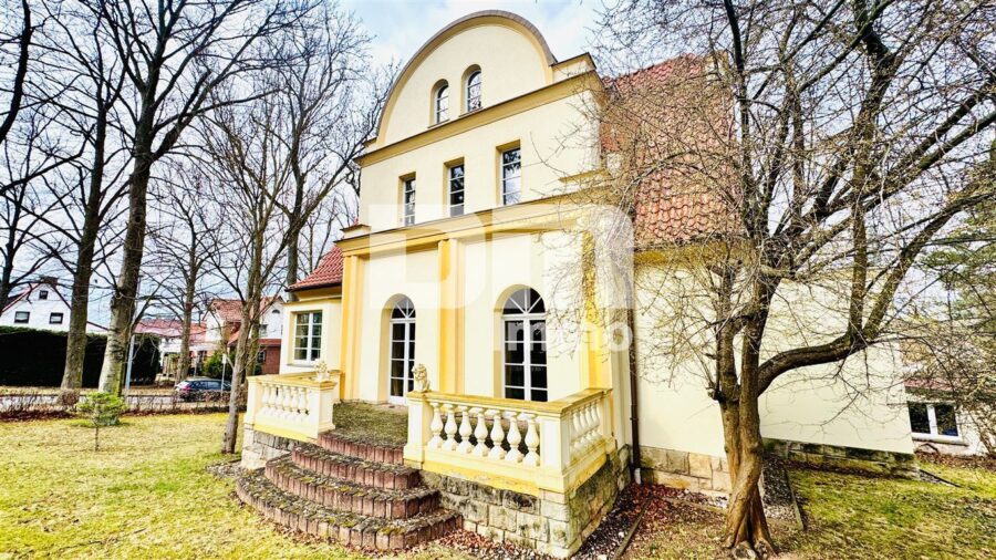 Modernisierte 1 bis 2 Familien Stadtvilla mit Maisonettewohnung in Traumlage mit Panoramablick - Rückansicht / Terrasse
